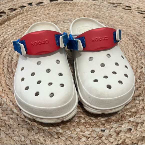 Unisex Iconic Classic All Terrain Clogs Crocs With Red & Blue Strap M8 W10 - Picture 2 of 3